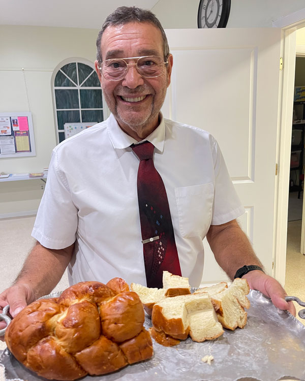 Rabbi-with-CHallah